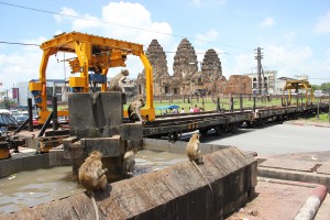 Affen am Brunnen in Lop Buri vor dem Prang Sam Yot