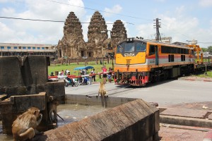 Affen am Brunnen in Lop Buri vor dem Prang Sam Yot