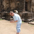 In Lop Buri in Thailand springen Dir die Affen auf den Rücken