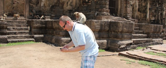 In Lop Buri in Thailand springen Dir die Affen auf den Rücken