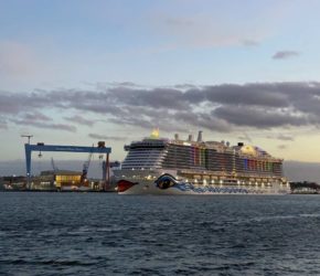 AIDAcosma Kreuzfahrtschiff Kieler Förde