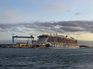 AIDAcosma Kreuzfahrtschiff Kieler Förde