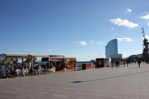 Promenade am Barceloneta Strand an der Moma Beach Bar