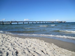 Blick vom Strand auf die Seebrücke Boltenhagen