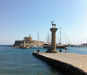 Elafos & Elafina Wappentiere am Mandraki Hafen Rhodos