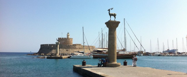 Elafos & Elafina Wappentiere am Mandraki Hafen Rhodos