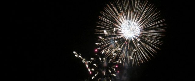 Silvester Feuerwerk Rakete im Nachthimmel