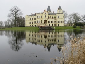 Teich und Treppe von Schloss Lützow