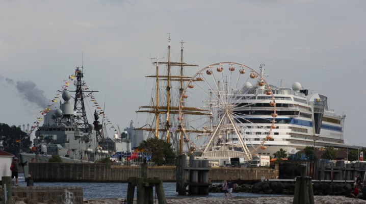 Aida, Gorch Fock und Fregatte Karlsruhe auf der Hanse Sail in Warnemünde