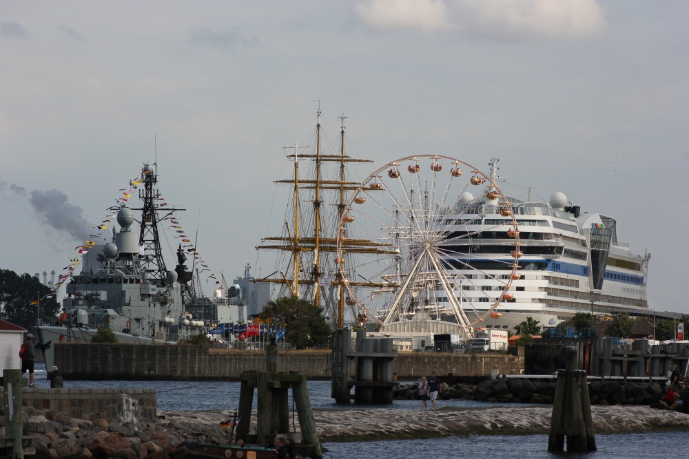 Aida, Gorch Fock und Fregatte Karlsruhe auf der Hanse Sail in Warnemünde