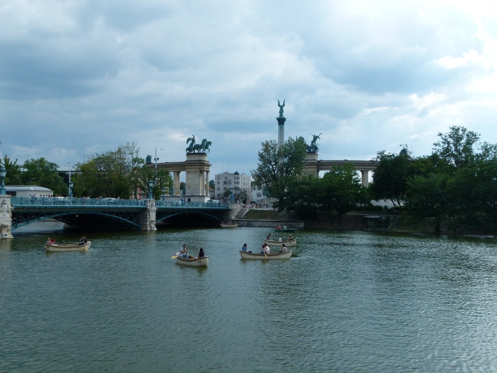 Heldenplatz Budapest und Brücke zum Stadtwäldchen