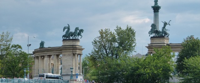 Heldenplatz Budapest und Brücke zum Stadtwäldchen