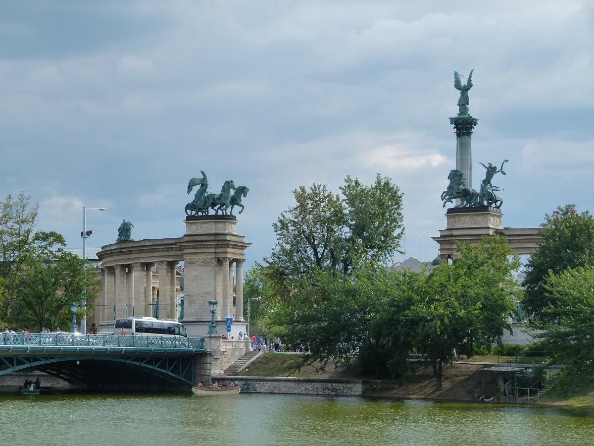 Heldenplatz Budapest und Brücke zum Stadtwäldchen