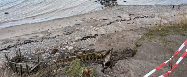Sturmflut im Oktober 2023 hat Holztreppe an der Steilküste Stohl zerstört