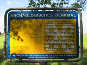Informationstafel Turmhügelburg Kleiner Schlichtenberg in der Gemeinde Blekendorf in Schleswig-Holstein