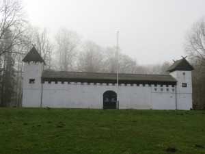 Vorderansicht Jomsburg und Bundeswiese bei Dänisch-Nienhof