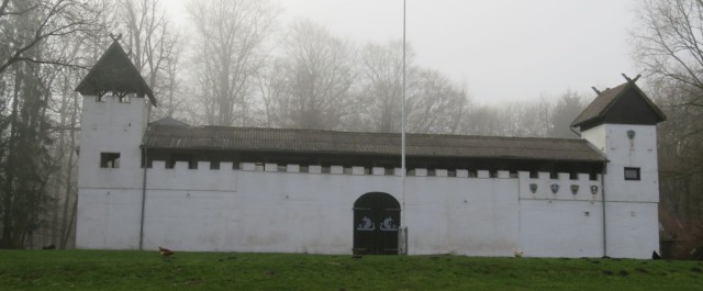 Vorderansicht Jomsburg und Bundeswiese bei Dänisch-Nienhof