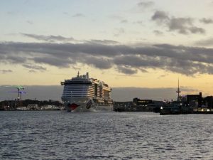 Kreuzfahrtschiff AIDAcosma in der Kieler Förde