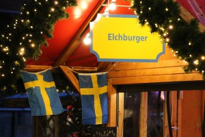 Elchburger auf dem Weihnachtsmarkt Kiel am Schweden-Stand auf dem Holstenplatz