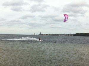Kitesurfer am Falckensteiner Strand am Friedrichsorter Leuchtturm