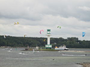 Kitesurfing am Friedrichsorter Leuchtturm in der Kieler Förde