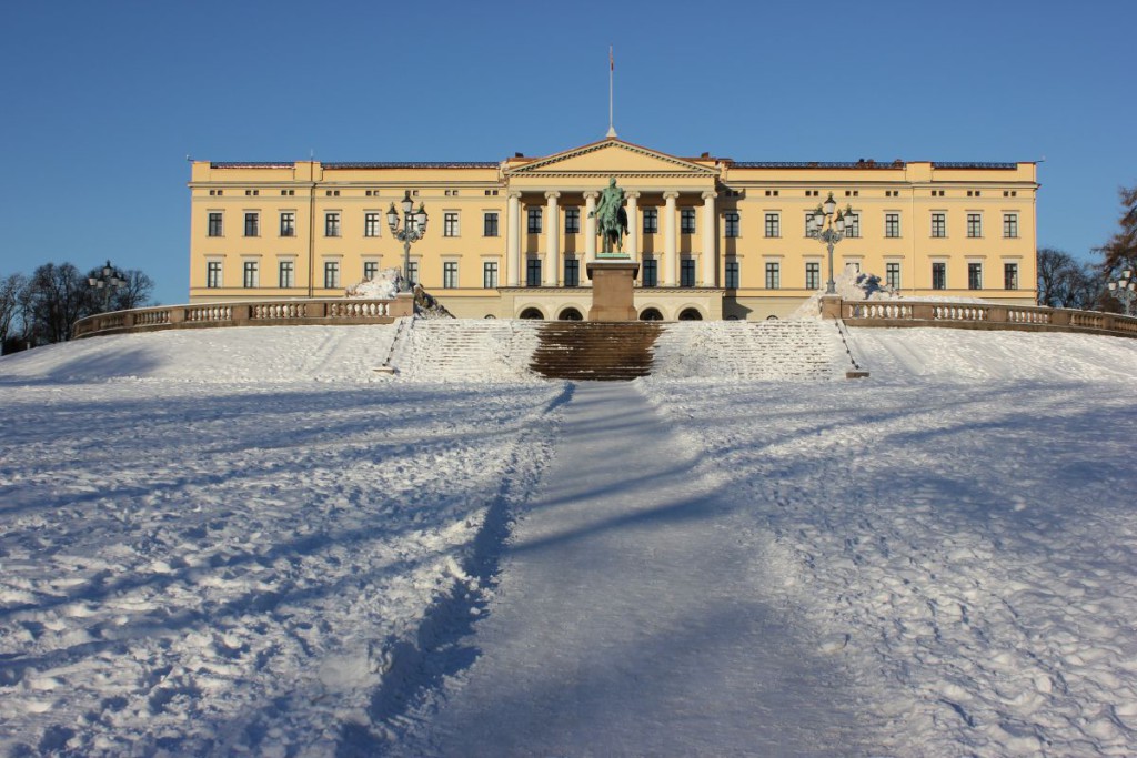 Vorderansicht Königliches Schloss Oslo und Reiterstatue