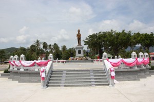 Kreisverkehr mit Statue in Thong Sala auf Koh Phangan