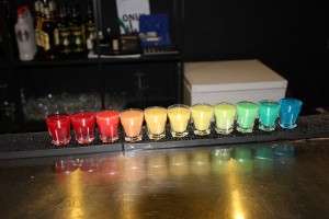 Coole Bar: 11 Kurze in Regenbogenfarben im Czupito Posen