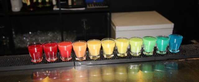 Coole Bar: 11 Kurze in Regenbogenfarben im Czupito Posen