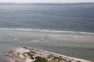 Kite Surfing in Laboe an der Kieler Förde, Blick vom Marine-Ehrenmal