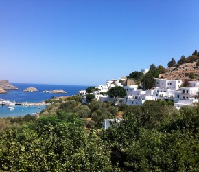 Bucht und Häuser von Lindos unterhalb der Akropolis