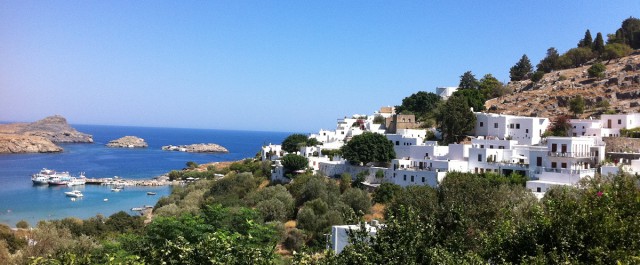 Bucht und Häuser von Lindos unterhalb der Akropolis