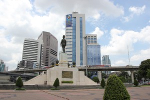 Statue von König Rama VI. am Eingang des Lumphini-Parks Bangkok