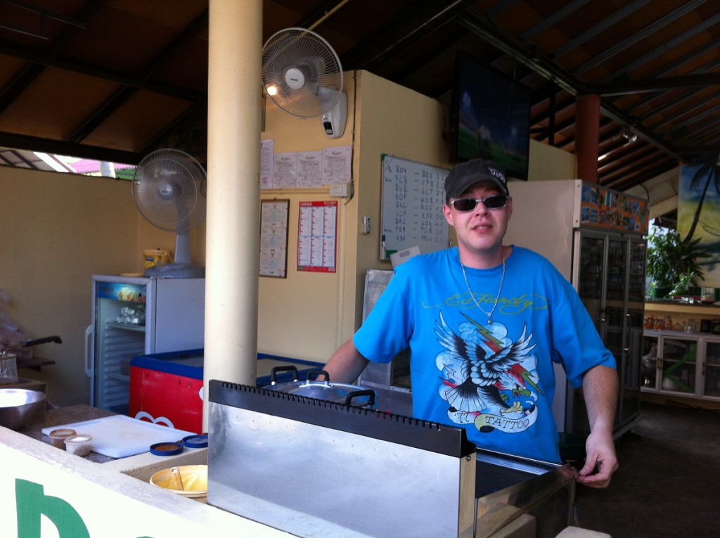 Auswanderer Matthias Bück in der Bamboo Bar & Grill auf Koh Samui in Thailand, bekannt aus "Goodbye Deutschland"