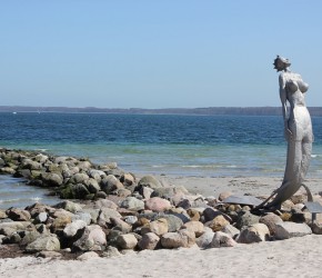 Meerjungfrau Eckernförde am Strand der Eckernförder Bucht