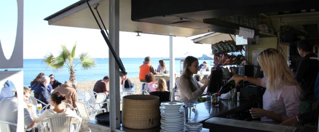 Moma Beach Bar in Barcelona am Strand von Barceloneta