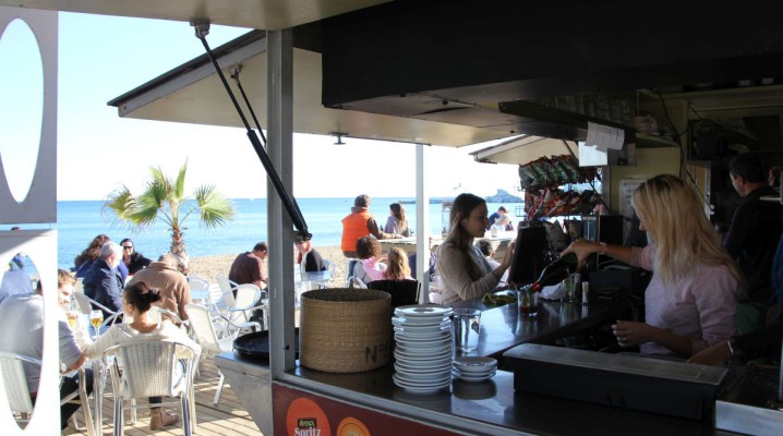 Moma Beach Bar in Barcelona am Strand von Barceloneta