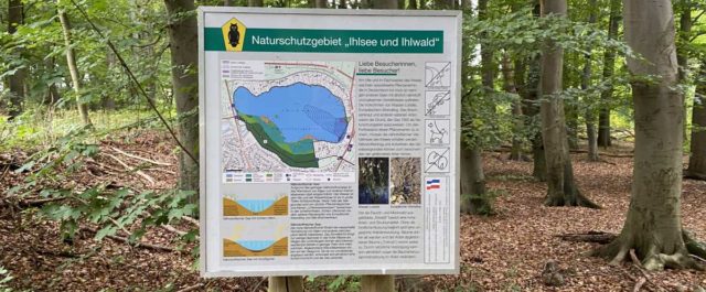 Naturschutzgebiet Ihlsee und Ihlwald Hinweistafel im Wald
