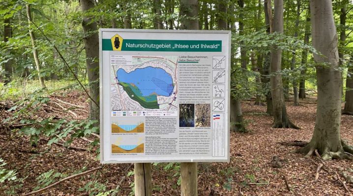 Naturschutzgebiet Ihlsee und Ihlwald Hinweistafel im Wald