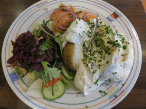 Ofenkartoffel mit Sour Cream, Wildlachs & Salat im Brauhaus Eutin