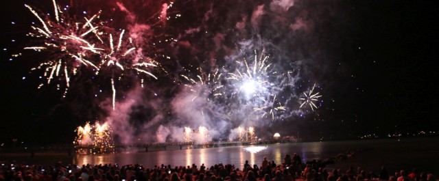 Ostsee in Flammen Feuerwerk am 26.08.2016 in Grömitz an der Ostsee