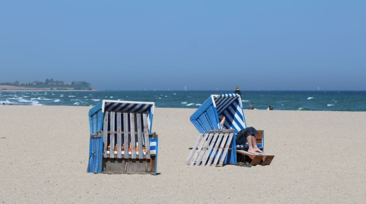 Relaxen im Strandkorb an der Ostsee