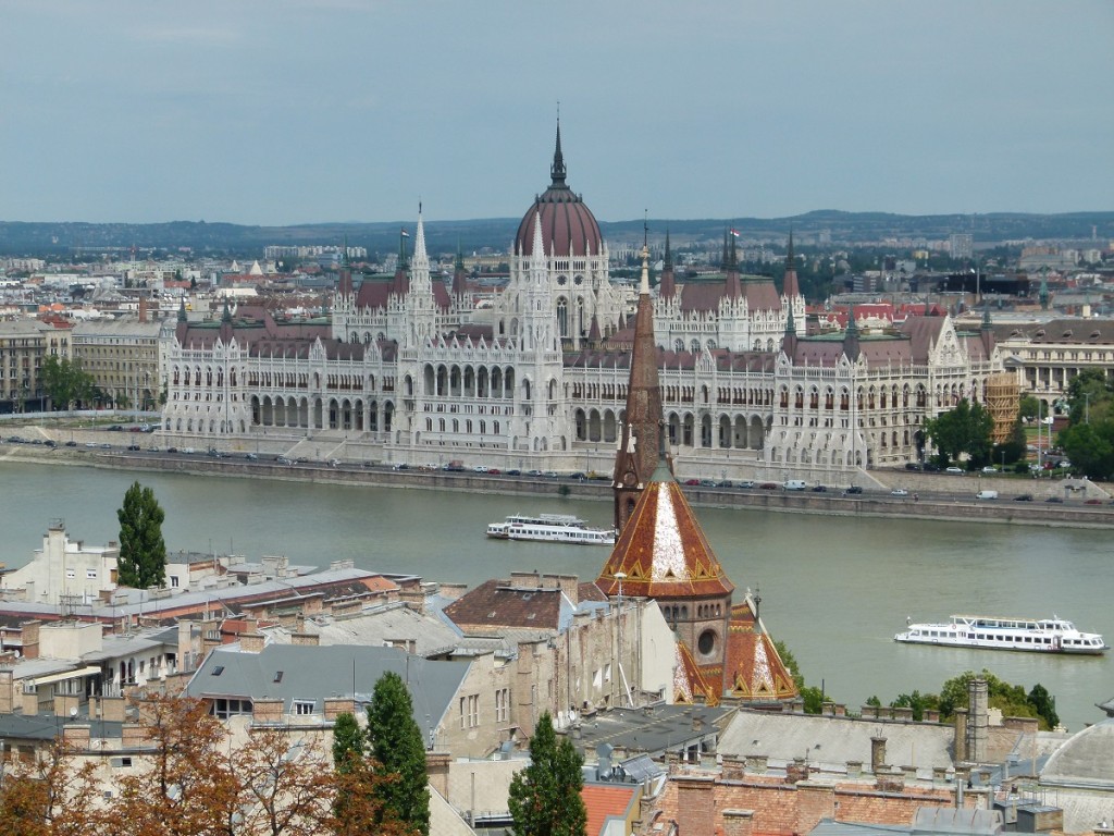 Blick von der Fischerbastei auf das Parlamentsgebäude Budapest