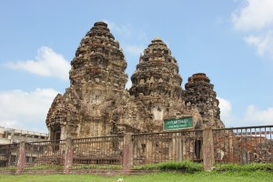 Touristenattraktion von Lop Buri: Phra Prang Sam Yot, oft auch als Affentempel bezeichnet