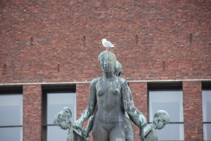 Möwe auf einer Statue am Rathaus Oslo
