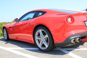 Roter Ferrari auf dem Sansibar Parkplatz auf Sylt