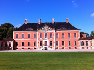 Schloss Bothmer Vorderansicht mit Ehrenhof und Kavaliershäusern