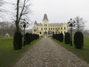 Vorderansicht Schloss Lützow & Mausoleum