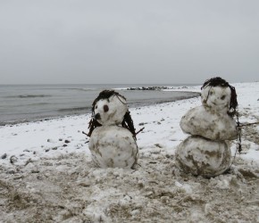 Schneemänner am Strand von Dänisch-Nienhof an der Ostsee