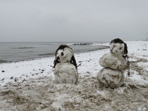 Schneemänner am Strand von Dänisch-Nienhof an der Ostsee